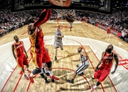 九游娱乐首页-双雄争霸日，马刺险胜湖人展韧性，字母哥独木擎天定乾坤