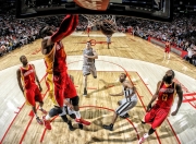 九游娱乐首页-双雄争霸日，马刺险胜湖人展韧性，字母哥独木擎天定乾坤