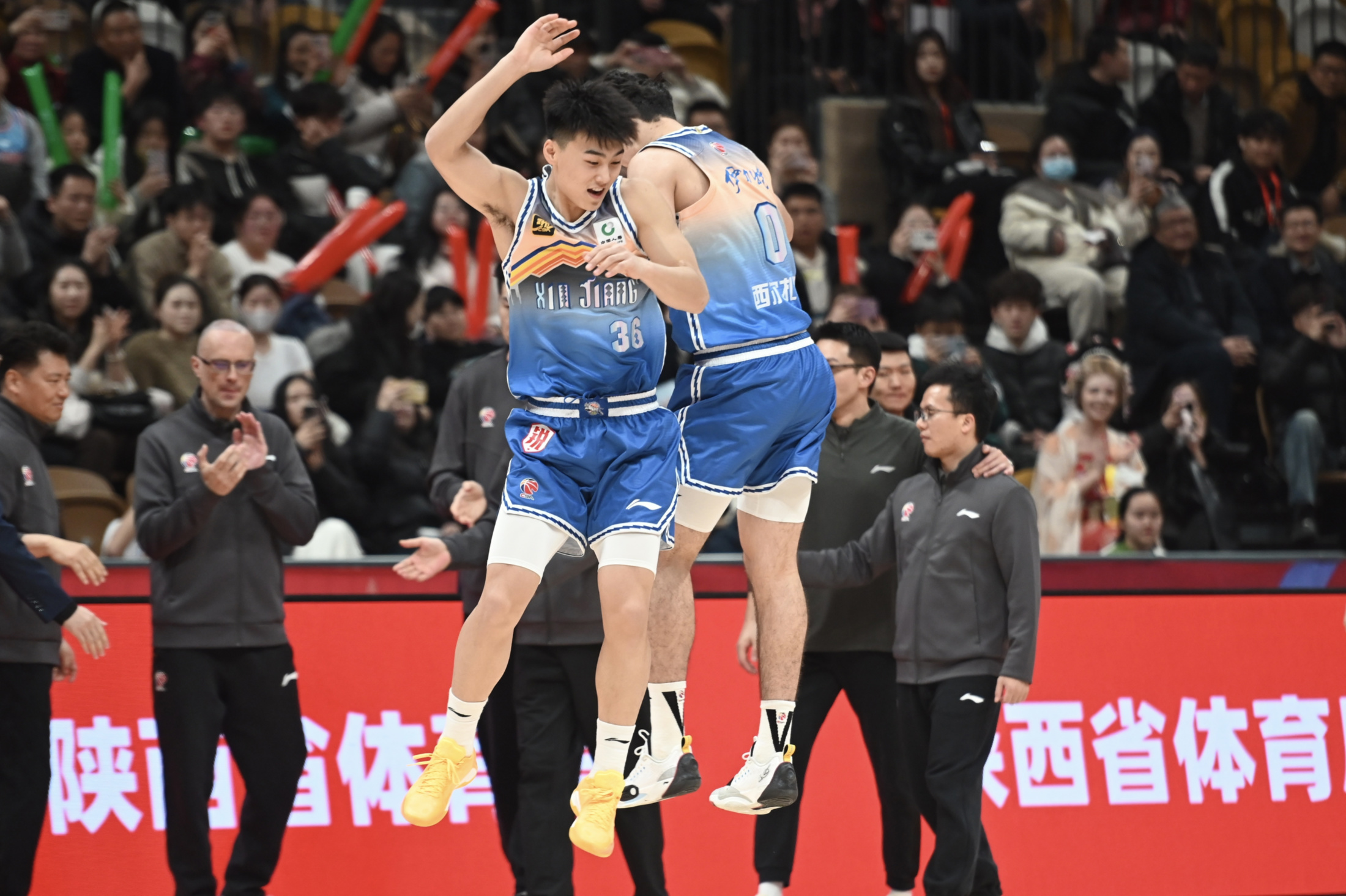 新疆男篮与天津队将在赛场上交锋 新疆男篮与天津队将在赛场上交锋