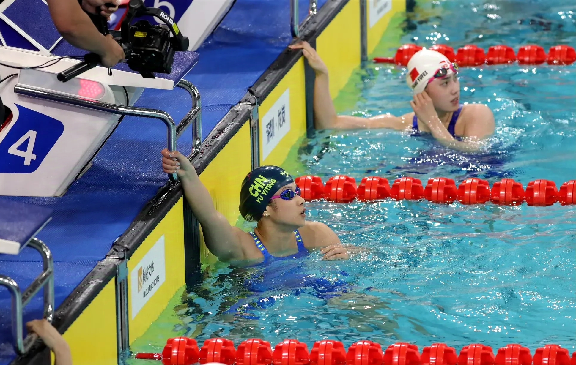 关于游泳比赛中悬念丛生,选手紧咬金牌的信息 关于游泳比赛中悬念丛生,选手紧咬金牌的信息