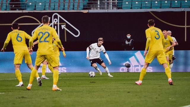 乌克兰队在比赛中比分领先，锁定晋级