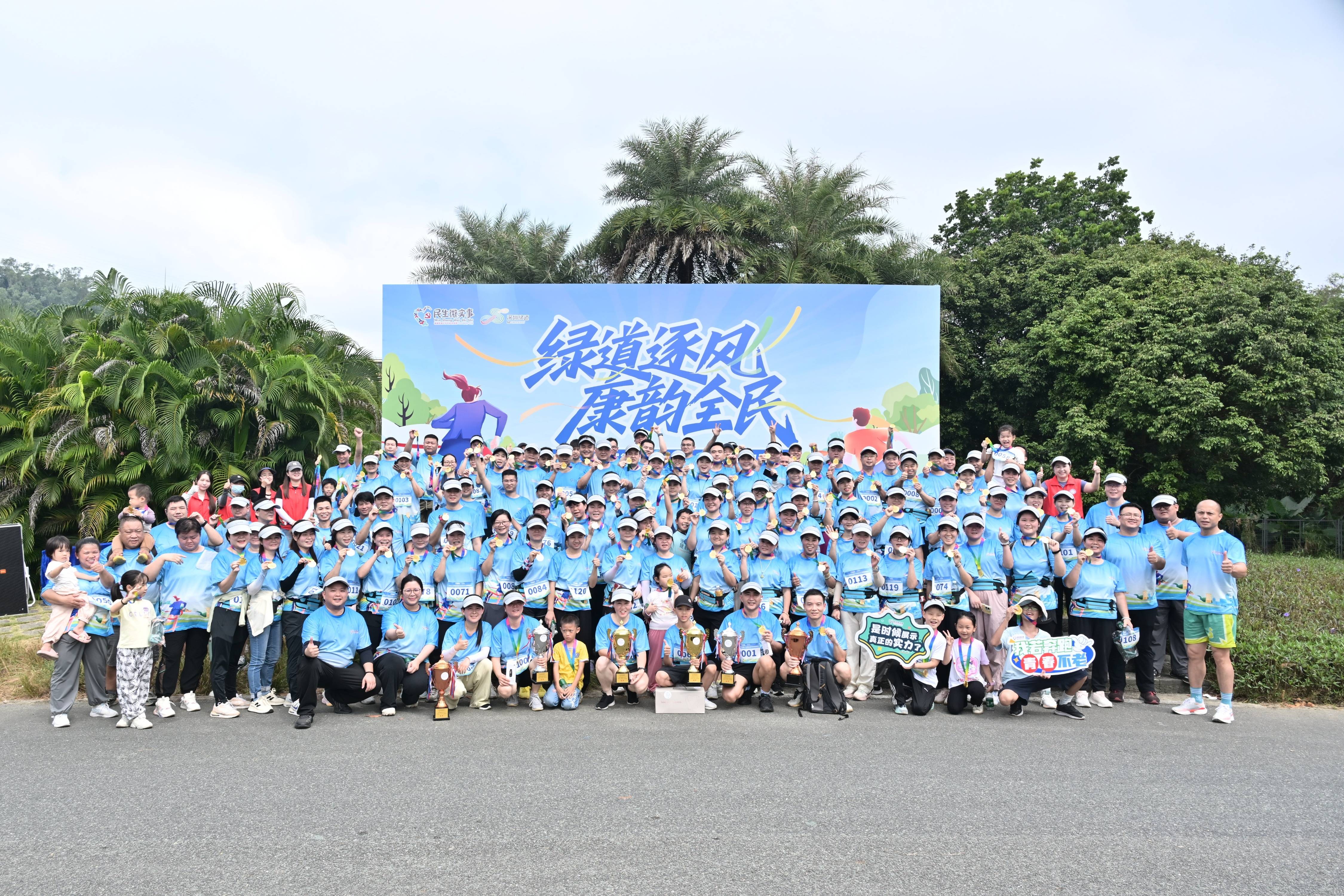 包含激烈角逐掀起追逐热潮，球员奋勇争先的词条